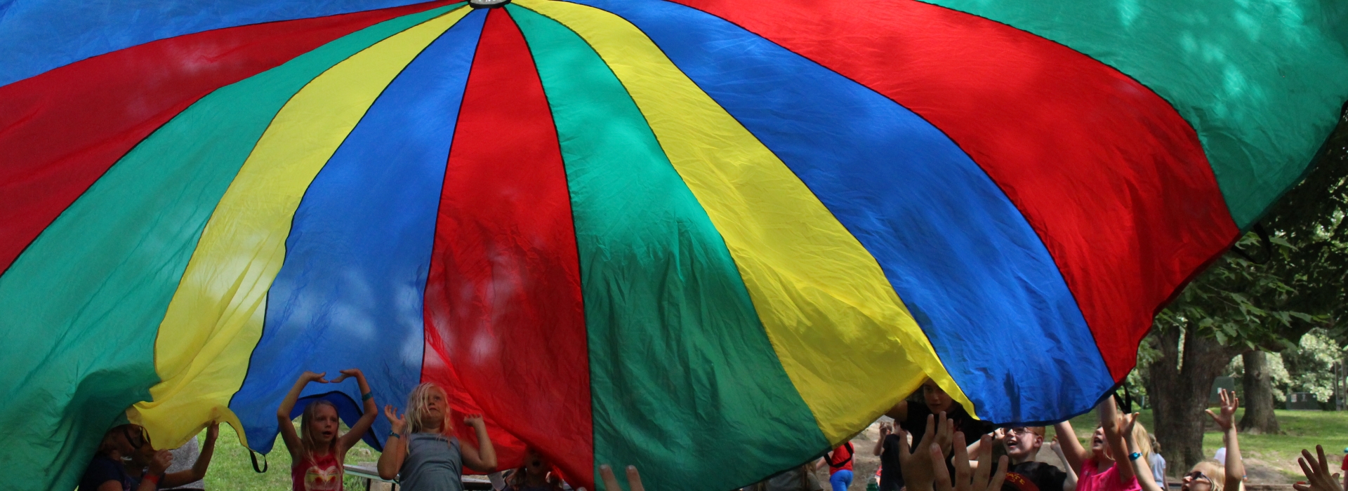 Discoverer cabins play parachute games